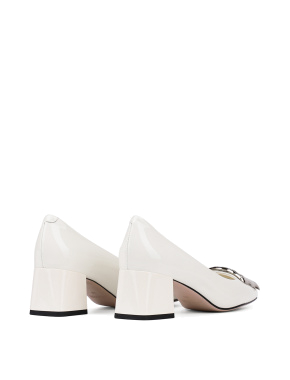 Жіночі туфлі MIRATON лакові з квадратним мисом білого кольору - фото 4 - Miraton