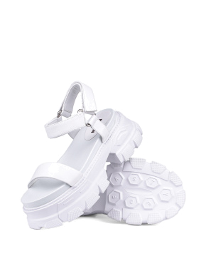 Жіночі сандалі MIRATON шкіряні білого кольору на підошві чанкі  - фото 1 - Miraton