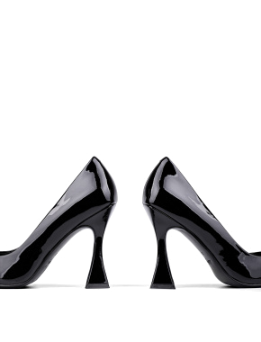Жіночі туфлі з гострим носком чорні лакові - фото 2 - Miraton