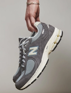 Мужские кроссовки New Balance 2002R замшевые серые - фото  - Miraton