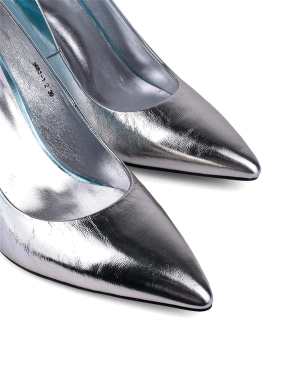 Жіночі туфлі човники MIRATON шкіряні срібного кольору - фото 4 - Miraton