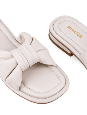 Женские шлепанцы MIRATON кожаные молочного цвета - фото 5 - Miraton
