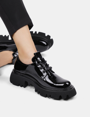 Женские туфли оксфорды черные лаковые - фото 1 - Miraton