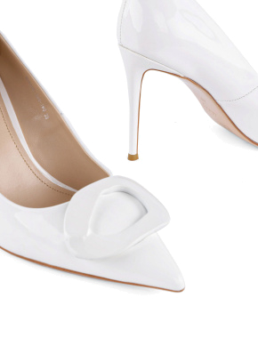 Жіночі туфлі лакові білі з гострим носком - фото 5 - Miraton