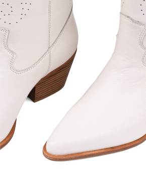 Жіночі черевики козаки MIRATON шкіряні білого кольору - фото 5 - Miraton