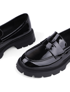 Жіночі туфлі лофери Attizzare чорні з наплаку - фото 5 - Miraton